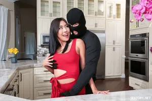 Cậu thanh niên phải lòng cô giáo nhưng rồi bố anh lại tái hôn với cô ấy…